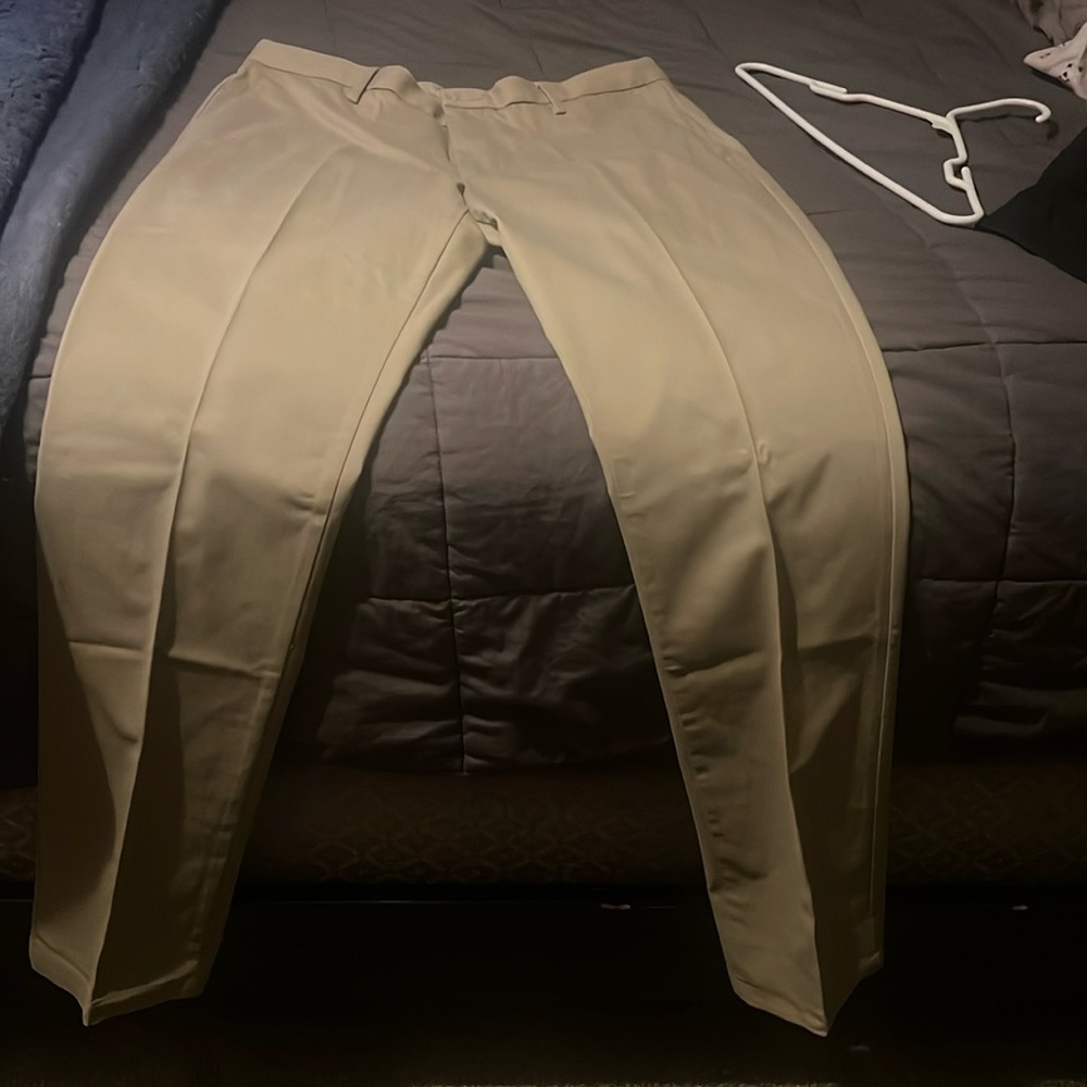 Good threads khaki pants never worn size 34x34